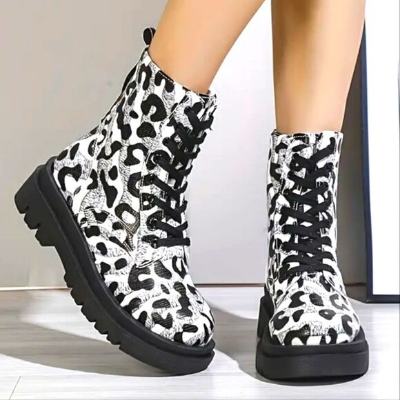 Ladies printed combat boots sz 8.5 - Picture 1 of 12